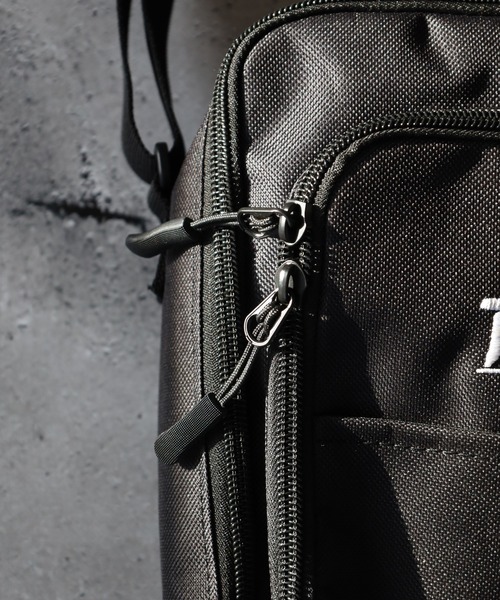 THRASHER(スラッシャー)の「THRASHER VERTICAL MINI SHOULDER ミニショルダーバッグ(ショルダーバッグ・メンズ・ブラック×ホワイト/ブラック系・FREE)」の9枚目の写真
