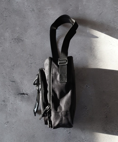 THRASHER(スラッシャー)の「THRASHER VERTICAL MINI SHOULDER ミニショルダーバッグ(ショルダーバッグ・メンズ・ブラック×ホワイト/ブラック系・FREE)」の12枚目の写真