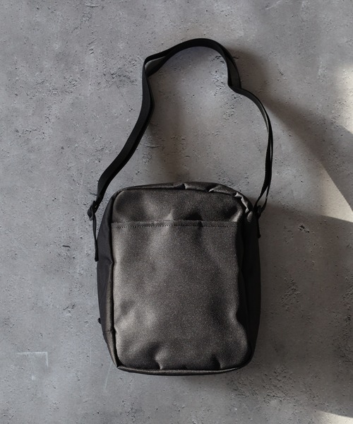 THRASHER(スラッシャー)の「THRASHER VERTICAL MINI SHOULDER ミニショルダーバッグ(ショルダーバッグ・メンズ・ブラック×ホワイト/ブラック系・FREE)」の13枚目の写真