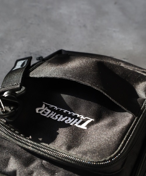 THRASHER(スラッシャー)の「THRASHER VERTICAL MINI SHOULDER ミニショルダーバッグ(ショルダーバッグ・メンズ・ブラック×ホワイト/ブラック系・FREE)」の14枚目の写真