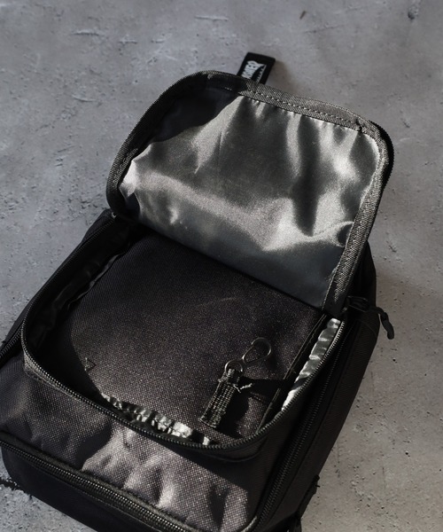 THRASHER(スラッシャー)の「THRASHER VERTICAL MINI SHOULDER ミニショルダーバッグ(ショルダーバッグ・メンズ・ブラック×ホワイト/ブラック系・FREE)」の15枚目の写真