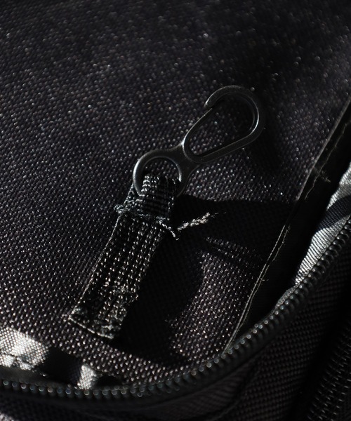 THRASHER(スラッシャー)の「THRASHER VERTICAL MINI SHOULDER ミニショルダーバッグ(ショルダーバッグ・メンズ・ブラック×ホワイト/ブラック系・FREE)」の3枚目の写真
