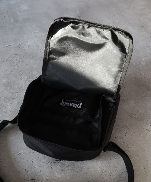 THRASHER(スラッシャー)の「THRASHER VERTICAL MINI SHOULDER ミニショルダーバッグ(ショルダーバッグ・メンズ・ブラック×ホワイト/ブラック系・FREE)」の4枚目の写真