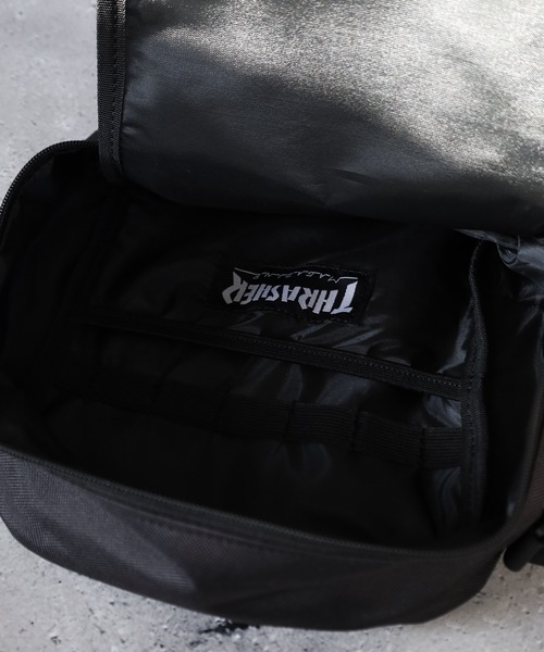 THRASHER(スラッシャー)の「THRASHER VERTICAL MINI SHOULDER ミニショルダーバッグ(ショルダーバッグ・メンズ・ブラック×ホワイト/ブラック系・FREE)」の5枚目の写真