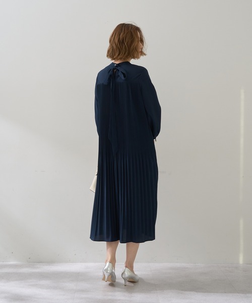YECCA VECCA（イェッカヴェッカ）の「マルチwayプリーツワンピース（ワンピース・レディース・ネイビー・M）」の13枚目の写真