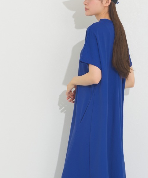 OMNES(オムネス)の「接触冷感 ボトルネック 後ろボタンフレアワンピース(ワンピース・レディース・ブラウン/イエロー/ダークグレー/ブルー・FREE)」の18枚目の写真