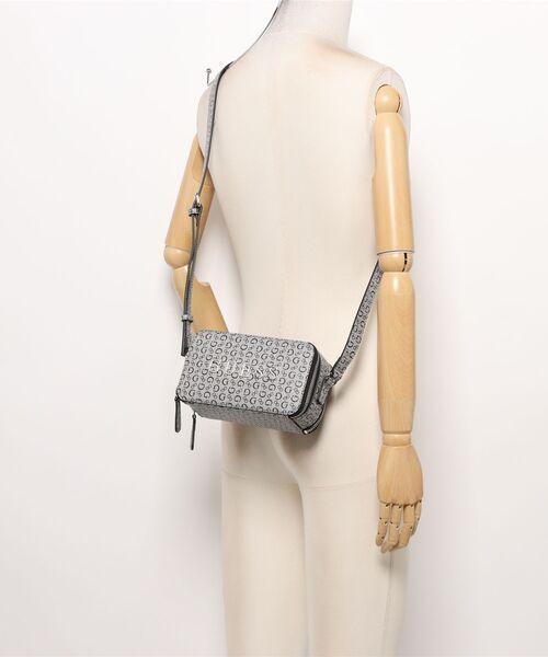 Guess（ゲス）の「【GUESS】ゲス　SOFIA MINI CROSSBODY TOP ZIP　ショルダーバッグ（ショルダーバッグ・レディース・ブラウン系その他/ブラック系その他/ベージュ系その他・FREE）」の4枚目の写真