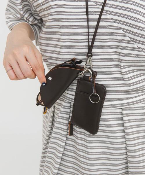 KBF（ケイビーエフ）の「マルチポーチネックショルダー2（ショルダーバッグ・レディース・ダークブラウン・ONE）」の14枚目の写真