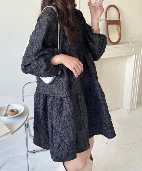 Alvia(アルビア)の「ボリュームスリーブワンピース/凹凸素材(ワンピース・レディース・ブラック・M)」の4枚目の写真