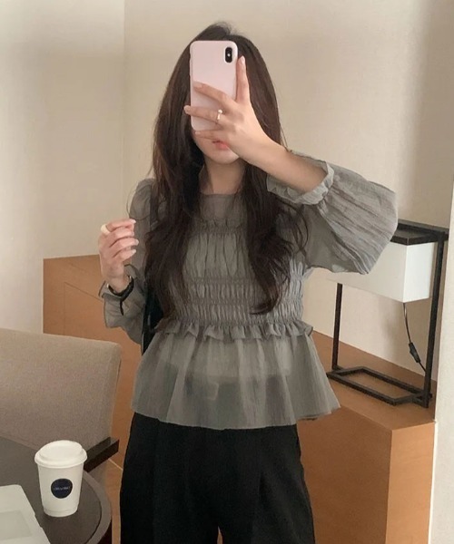 FAVORITO(ファヴォリート)の「シャーリング加工チュールのトップス(シャツ/ブラウス・レディース・ベージュ/グレー・F)」の13枚目の写真
