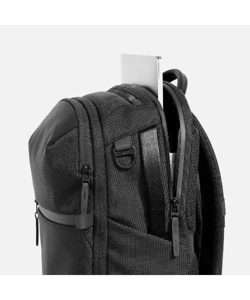 Aer(エアー)の「AER City Pack Pro 2 24L / AER-21064(バックパック/リュック・メンズ・ブラック・FREE)」の9枚目の写真