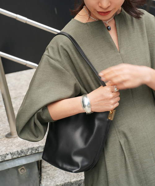 VERMEIL par iena(ヴェルメイユパーイエナ)の「《一部WEB限定》FLAXASA jewel ox ウエストシェイプワンピース(ワンピース・レディース・ネイビー/ブラウン/カーキ・40/38/36)」の12枚目の写真