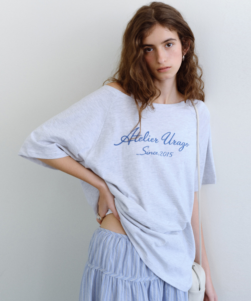 URAGO(ユラーゴ)の「Atelier off shoulder t-shirt(Tシャツ/カットソー・レディース・アイボリー/ネイビー/オートミール・FREE)」の4枚目の写真