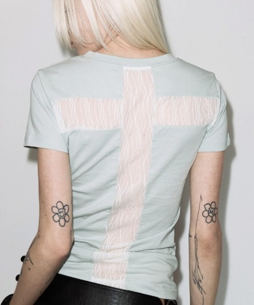 FANCY CLUB(ファンシークラブ)の「A'GEM/9 × .kom 『FANCY CLUB/ファンシークラブ』BACK CROSS TEE/バッククロスTシャツ(Tシャツ/カットソー・レディース・ホワイト/ライトグリーン/ブラック/イエロー/ピンク・FREE)」の3枚目の写真