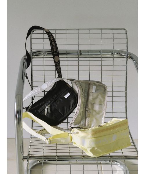 LeSportsac(レスポートサック)の「【SNIDEL×LeSportsac】SM EVERYDAY BAG MH(ショルダーバッグ・レディース・シルバー/イエロー/ブラック・F)」の4枚目の写真