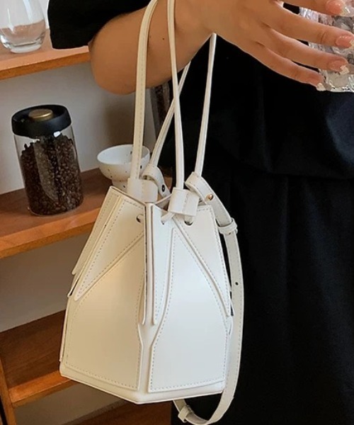 ampm（エーエムピーエム）の「2WAY ショルダーバッグ ハンドバッグ  巾着バッグ（ショルダーバッグ・レディース・ブラック/ホワイト・FREE）」の2枚目の写真