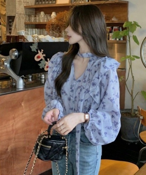 Ritzy(リッツィー)の「チョーカーデザイン フリルスリーブ 花柄シフォンブラウス(シャツ/ブラウス・レディース・ベージュ/ブルー・FREE)」の3枚目の写真