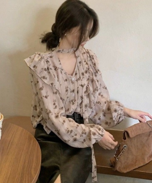 Ritzy(リッツィー)の「チョーカーデザイン フリルスリーブ 花柄シフォンブラウス(シャツ/ブラウス・レディース・ベージュ/ブルー・FREE)」の4枚目の写真