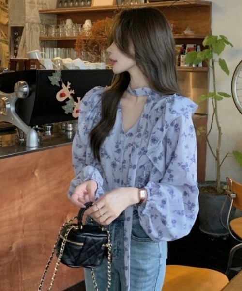 Ritzy(リッツィー)の「チョーカーデザイン フリルスリーブ 花柄シフォンブラウス(シャツ/ブラウス・レディース・ベージュ/ブルー・FREE)」の5枚目の写真