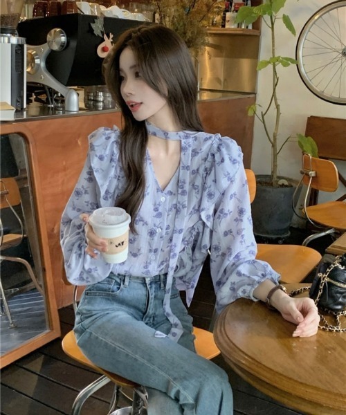 Ritzy(リッツィー)の「チョーカーデザイン フリルスリーブ 花柄シフォンブラウス(シャツ/ブラウス・レディース・ベージュ/ブルー・FREE)」の6枚目の写真