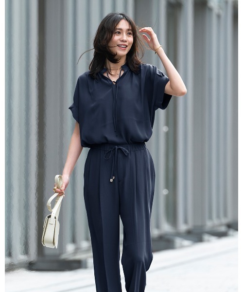 DoCLASSE( ドゥクラッセ)の「バックサテンジョーゼット・ドロストブラウス(Tシャツ/カットソー・レディース・ブラック/イエロー/ネイビー/ベージュ/ストーン・11/13/7/9)」の4枚目の写真