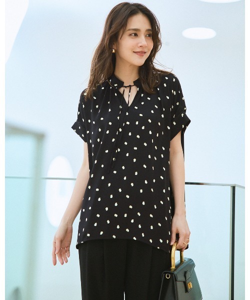 DoCLASSE( ドゥクラッセ)の「バックサテンジョーゼット・ドロストブラウス(Tシャツ/カットソー・レディース・ブラック/イエロー/ネイビー/ベージュ/ストーン・11/13/7/9)」の1枚目の写真