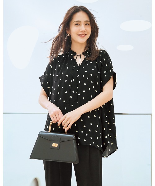 DoCLASSE( ドゥクラッセ)の「バックサテンジョーゼット・ドロストブラウス(Tシャツ/カットソー・レディース・ブラック/イエロー/ネイビー/ベージュ/ストーン・11/13/7/9)」の13枚目の写真