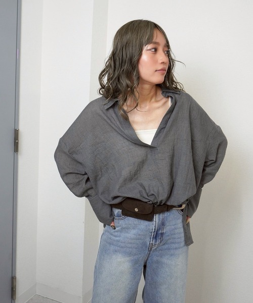gossara（ゴサラ）の「【抜け感漂う一枚】裾ドロストスキッパーブラウス（シャツ/ブラウス・レディース・チャコールグレー/ブラウン/ライトグレー・FREE）」の6枚目の写真