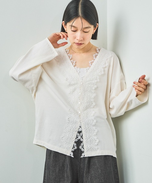 studio CLIP(スタディオクリップ)の「【WEB限定】ダブルフロントレースVネックロングスリーブプルオーバー(Tシャツ/カットソー・レディース・オフホワイト/ブラック/チャコール・FREE)」の2枚目の写真
