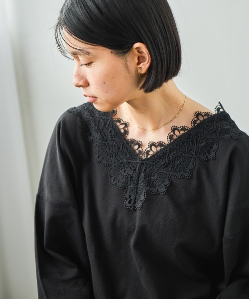 studio CLIP(スタディオクリップ)の「【WEB限定】ダブルフロントレースVネックロングスリーブプルオーバー(Tシャツ/カットソー・レディース・オフホワイト/ブラック/チャコール・FREE)」の4枚目の写真