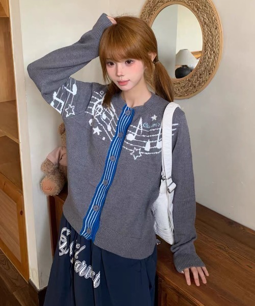 AsRiRe(アスリレイ)の「26aw 音符柄ジャガード配色ニットカーディガン(カーディガン/ボレロ・レディース・ブルー/ブラウン/グレー・M)」の1枚目の写真