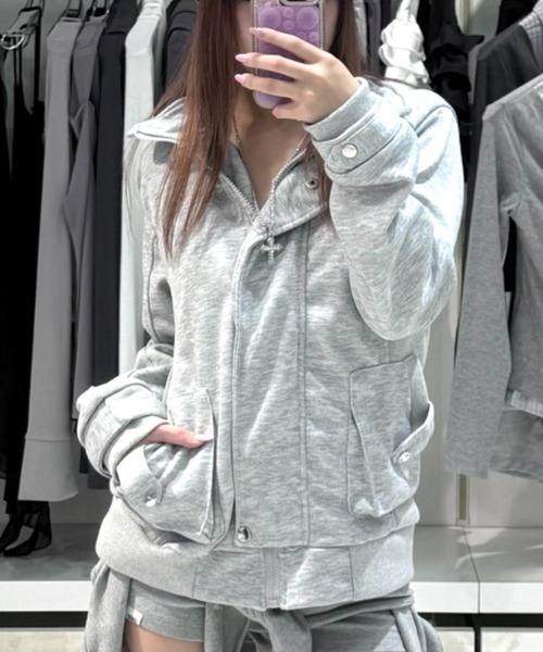 Never mind the XU / Chikashitsu+（ネバーマインド ザ エックスユー / チカシツプラス）の「【nmtc+】High neck cargo pocket zip jacket / 【エヌエムティーシープラス】ハイネックカーゴポケットジップアップジャケット（その他アウター・レディース・グレー・ONE SIZE）」の2枚目の写真
