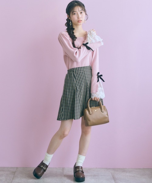 marun(マルン)の「<大きいサイズ>ボートネックフレア袖レースニットトップス marun(ニット/セーター・レディース・ブラウン/ピンク・L/LL/3L/4L/5L)」の4枚目の写真