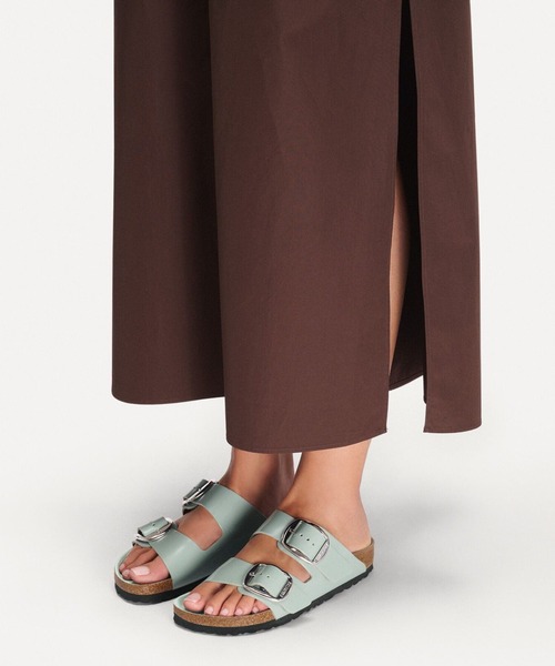 BIRKENSTOCK(ビルケンシュトック)の「【公式】ビルケンシュトック Arizona Big Buckle/アリゾナ ビッグバックル ナチュラルレザー パテント(サンダル・レディース・サファリグリーン・25cm【ナロー幅】/24.5cm【ナロー幅】/24cm【ナロー幅】/23cm【ナロー幅】/22.5cm【ナロー幅】)」の1枚目の写真