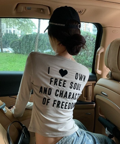 AVYL（アヴィル）の「バックプリント英字ロゴタイトロングスリーブTシャツ（Tシャツ/カットソー・レディース・ベージュ・M）」の5枚目の写真