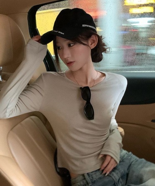 AVYL（アヴィル）の「バックプリント英字ロゴタイトロングスリーブTシャツ（Tシャツ/カットソー・レディース・ベージュ・M）」の2枚目の写真