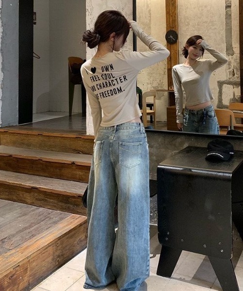 AVYL（アヴィル）の「バックプリント英字ロゴタイトロングスリーブTシャツ（Tシャツ/カットソー・レディース・ベージュ・M）」の3枚目の写真
