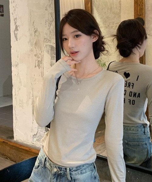 AVYL（アヴィル）の「バックプリント英字ロゴタイトロングスリーブTシャツ（Tシャツ/カットソー・レディース・ベージュ・M）」の4枚目の写真