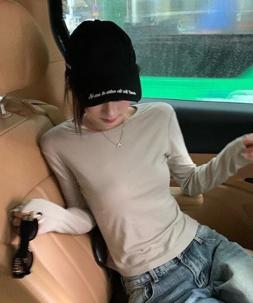 AVYL（アヴィル）の「バックプリント英字ロゴタイトロングスリーブTシャツ（Tシャツ/カットソー・レディース・ベージュ・M）」の10枚目の写真