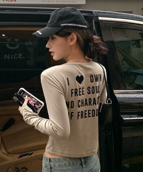 AVYL（アヴィル）の「バックプリント英字ロゴタイトロングスリーブTシャツ（Tシャツ/カットソー・レディース・ベージュ・M）」の7枚目の写真