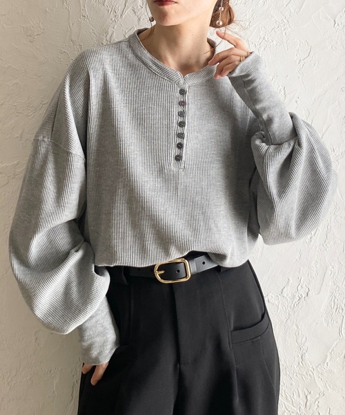 She's Closet(シーズクローゼット)の「長袖 ボリュームスリーブ オーバーサイズ サーマルヘンリーネック ロンT ロングTシャツ(Tシャツ/カットソー・レディース・ブラウン/アイボリー/ブラック/杢グレー・FREE)」の1枚目の写真