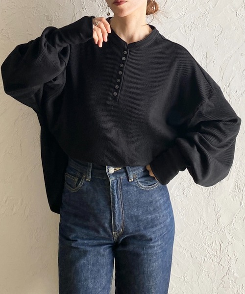 She's Closet(シーズクローゼット)の「長袖 ボリュームスリーブ オーバーサイズ サーマルヘンリーネック ロンT ロングTシャツ(Tシャツ/カットソー・レディース・ブラウン/アイボリー/ブラック/杢グレー・FREE)」の3枚目の写真