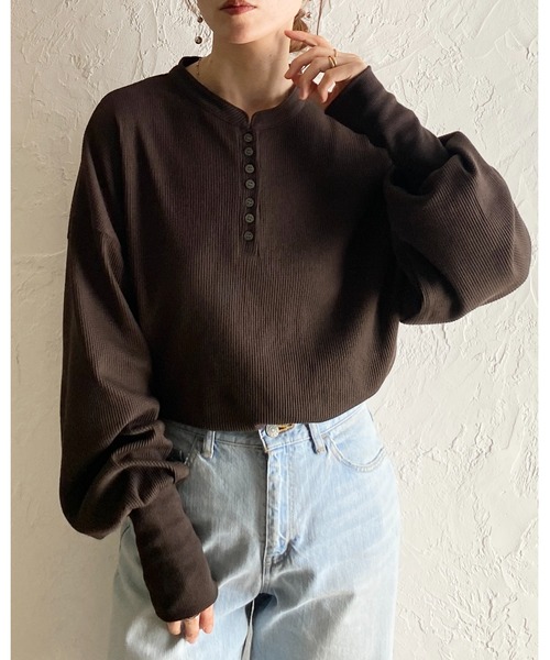 She's Closet(シーズクローゼット)の「長袖 ボリュームスリーブ オーバーサイズ サーマルヘンリーネック ロンT ロングTシャツ(Tシャツ/カットソー・レディース・ブラウン/アイボリー/ブラック/杢グレー・FREE)」の12枚目の写真