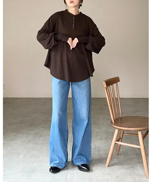 She's Closet(シーズクローゼット)の「長袖 ボリュームスリーブ オーバーサイズ サーマルヘンリーネック ロンT ロングTシャツ(Tシャツ/カットソー・レディース・ブラウン/アイボリー/ブラック/杢グレー・FREE)」の14枚目の写真