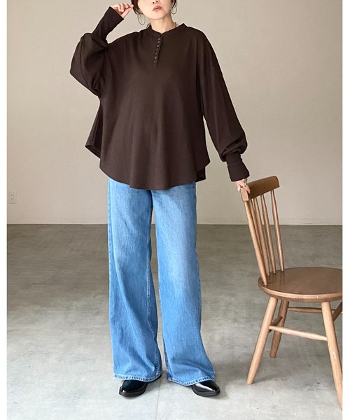 She's Closet(シーズクローゼット)の「長袖 ボリュームスリーブ オーバーサイズ サーマルヘンリーネック ロンT ロングTシャツ(Tシャツ/カットソー・レディース・ブラウン/アイボリー/ブラック/杢グレー・FREE)」の15枚目の写真