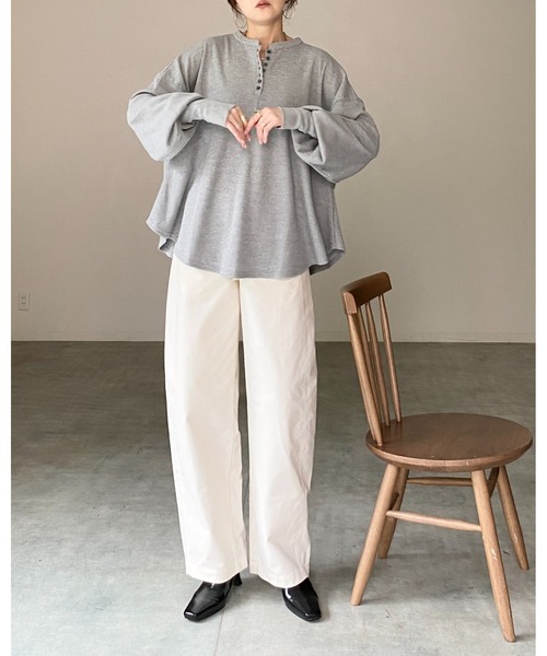 She's Closet(シーズクローゼット)の「長袖 ボリュームスリーブ オーバーサイズ サーマルヘンリーネック ロンT ロングTシャツ(Tシャツ/カットソー・レディース・ブラウン/アイボリー/ブラック/杢グレー・FREE)」の18枚目の写真