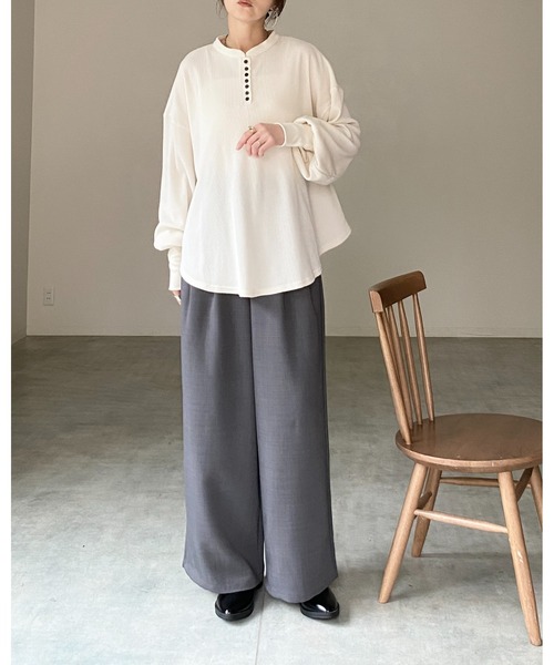 She's Closet(シーズクローゼット)の「長袖 ボリュームスリーブ オーバーサイズ サーマルヘンリーネック ロンT ロングTシャツ(Tシャツ/カットソー・レディース・ブラウン/アイボリー/ブラック/杢グレー・FREE)」の21枚目の写真