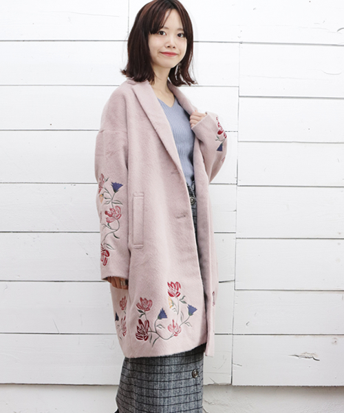SESTO(セスト)の「裾刺繍入りロングチェスターコート(チェスターコート・レディース・チャコールグレー/ライトグレー/キャメル/ピンクベージュ・M)」の4枚目の写真