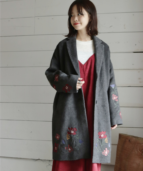 SESTO(セスト)の「裾刺繍入りロングチェスターコート(チェスターコート・レディース・チャコールグレー/ライトグレー/キャメル/ピンクベージュ・M)」の2枚目の写真