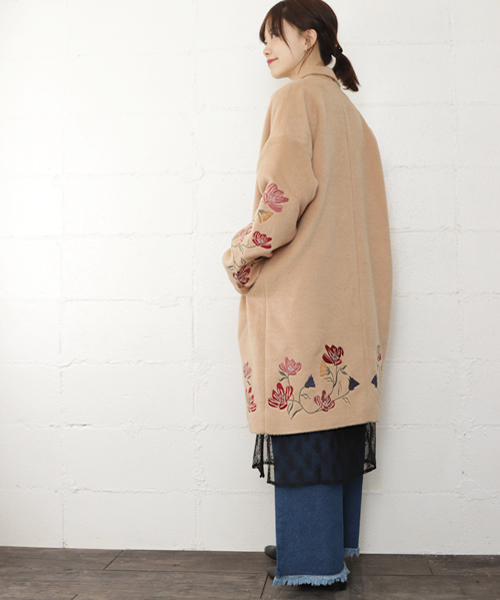 SESTO(セスト)の「裾刺繍入りロングチェスターコート(チェスターコート・レディース・チャコールグレー/ライトグレー/キャメル/ピンクベージュ・M)」の6枚目の写真